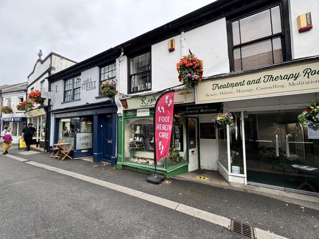 Lot: 31 - COMMERCIAL PROPERTY IN CENTRAL TOWN CENTRE LOCATION - Front of the property